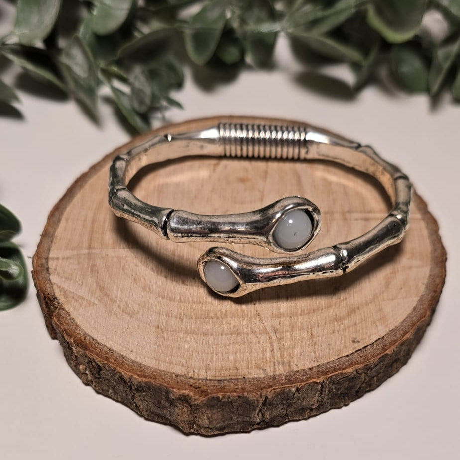 Pulsera Brazalete con opalo blanco