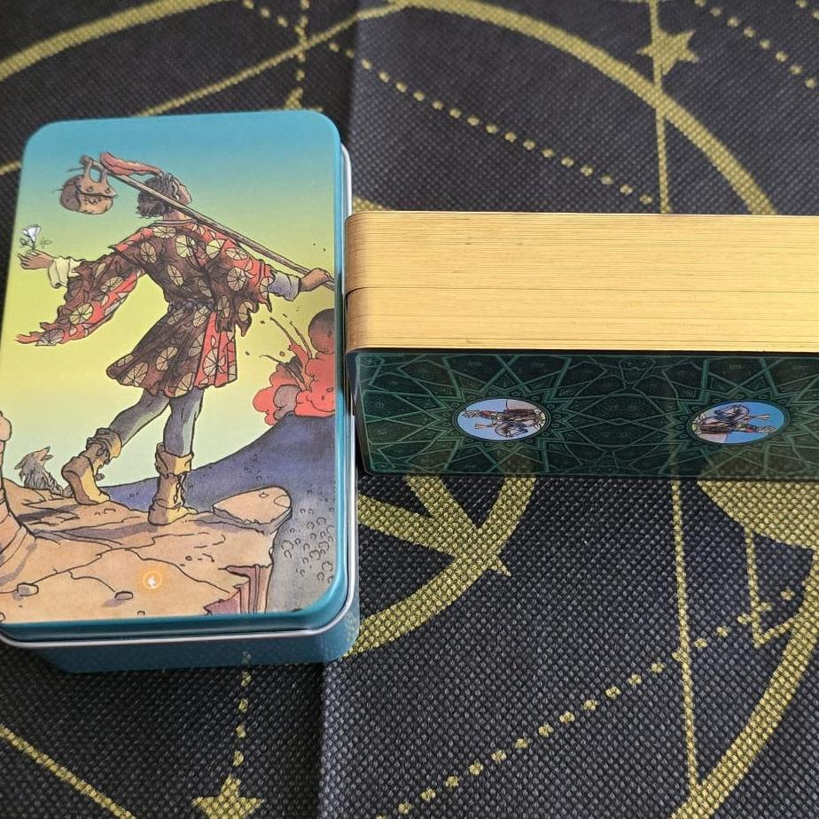 Tarot con canto Dorado + Caja de lata y Tapete Consagrado
