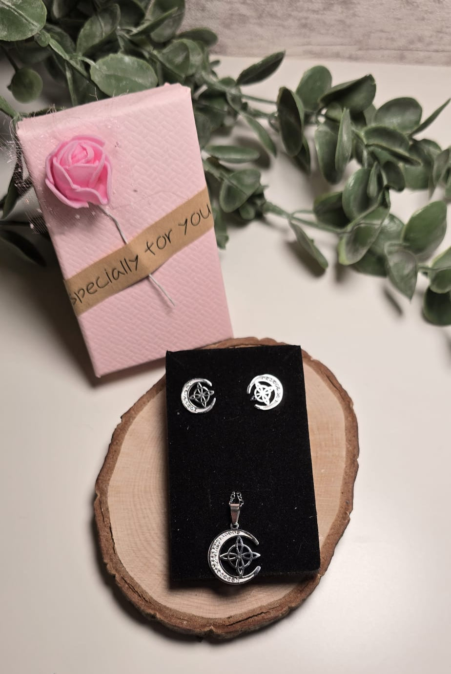 Conjunto de Pendiente y Collar de Acero Nudo de Bruja con Media Luna