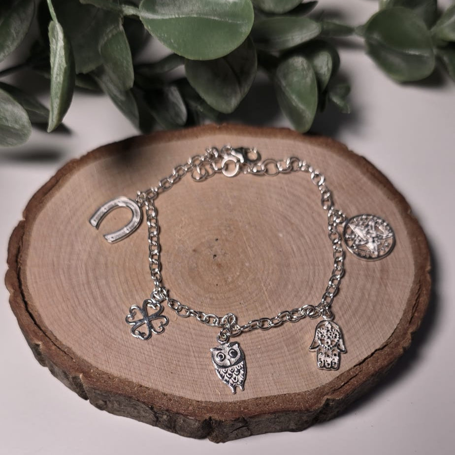 Pulsera con varios amuletos protección y para atraer suerte