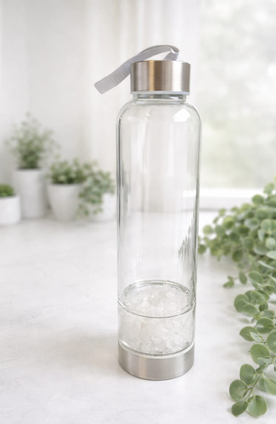 Botella de cristal ,con mineral de cuarzo blanco