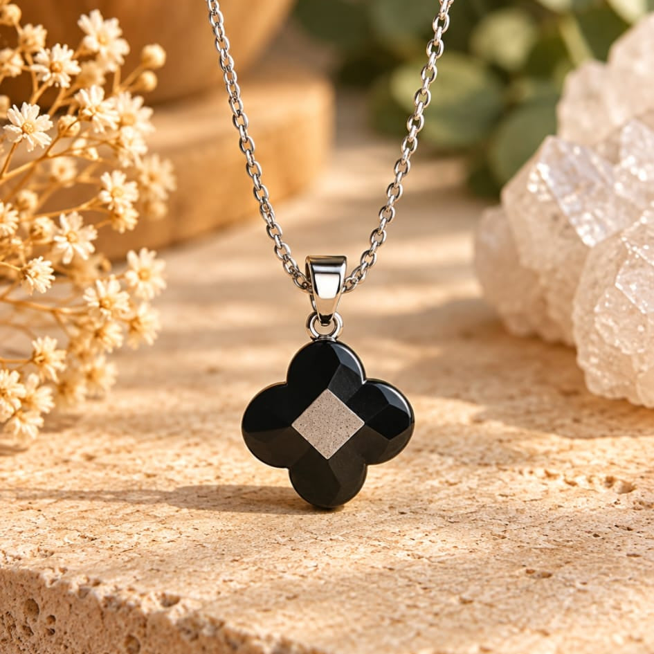 Collar de obsidiana en forma de trevol
