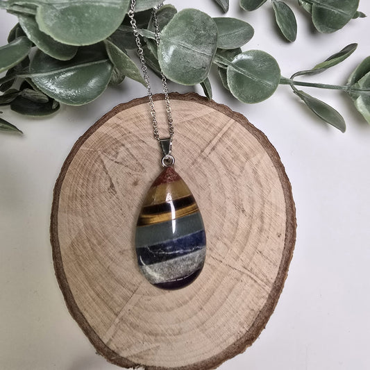 COLLAR EN FORMA DE LAGRIMA DE MINERALES DE LOS 7 CHAKRAS